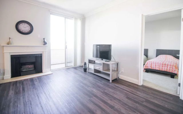 Prime Walking Distance to UCLA N309