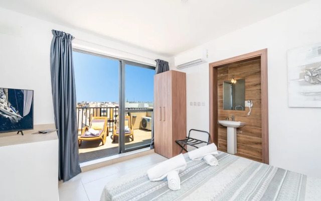 Islet Seafront Penthouse with Hot tub