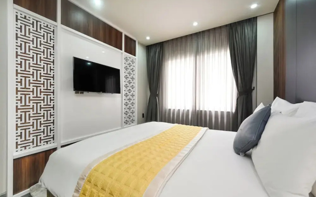 The Moon 1 Hotel