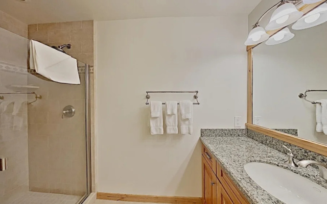 Spacious 2 Bedroom Condo with Loft! Stargazing, Quiet Neighborhood! by RedAwning