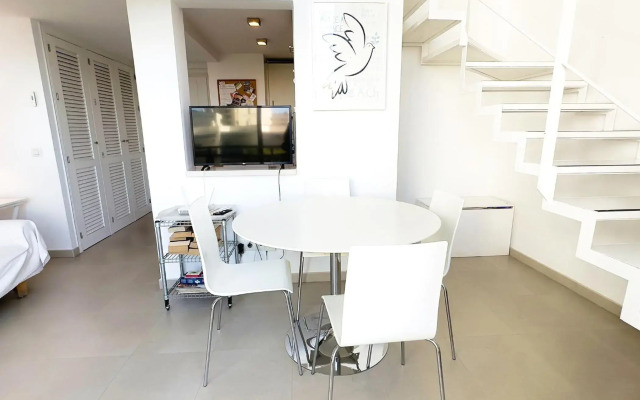 Skol 302 Super One-bedroom Duplex with Sea Views