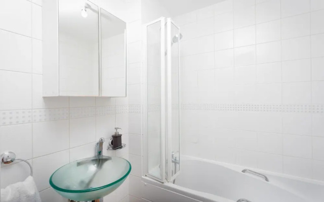 Absolute Stays At The Qube - Families Contractors, Free Wifi