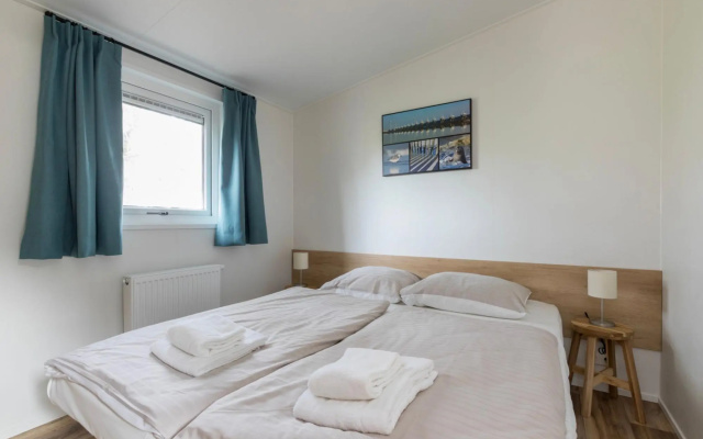 Chalet in Vrouwenpolder Near Banjaard Beach