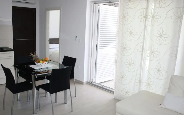 Chic Apartment in Primosten With Pool