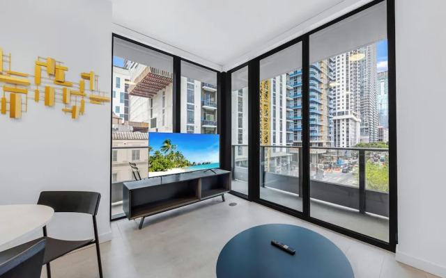 Heart of Downtown-1BR with Skyline Views
