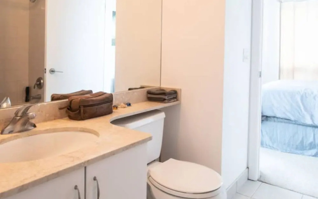 Modern 2 bedroom Condo with CN Tower Views