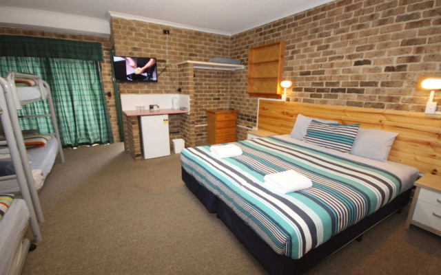Acacia Snowy Motel