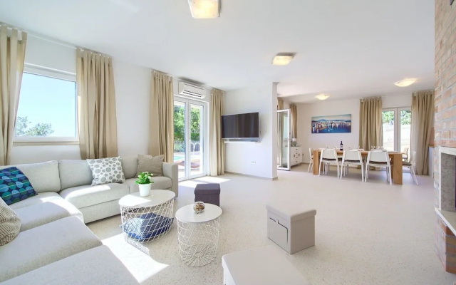 Villa in Cres With Sea Views & Pool