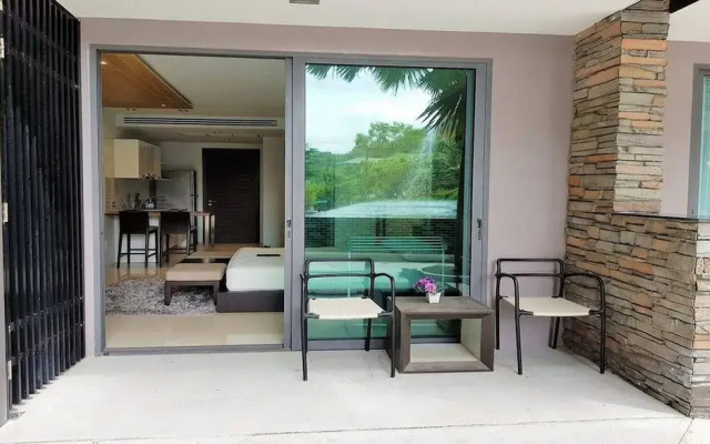 Emerald 215 - Studio With Balcony and Shared Pool