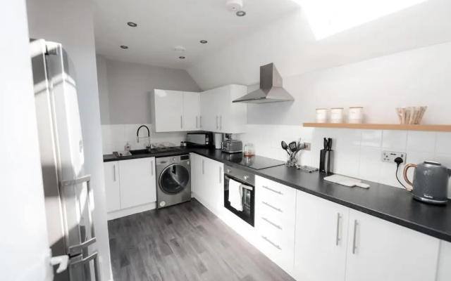 Spacious 2 bed apartment 800 metres from the beach