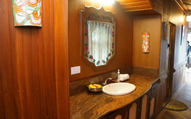 Soma Houseboat
