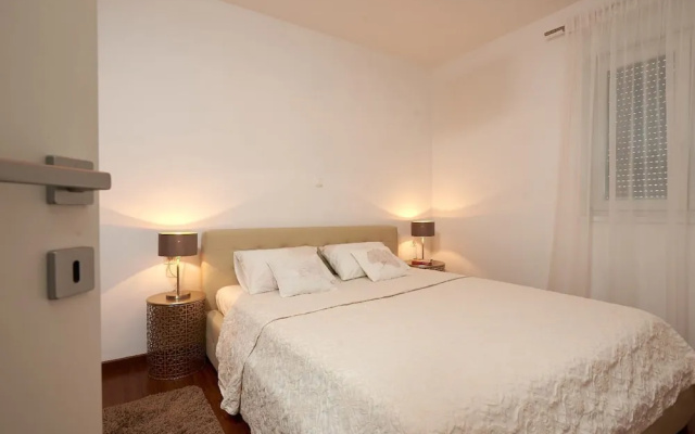 Enticing Holiday Home in Trogir near Sea Beach