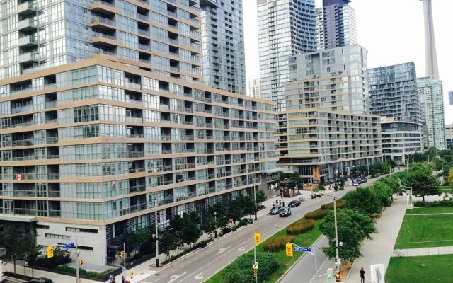 Luxury Home by Rogers Centre