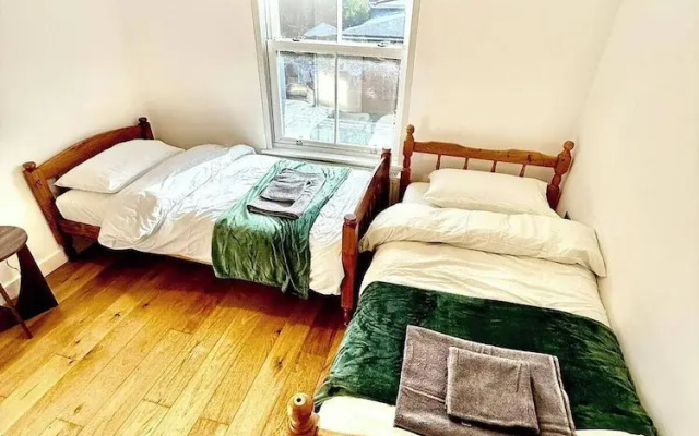 2 Bed House - Sleeps 4 - Parking - Wifi