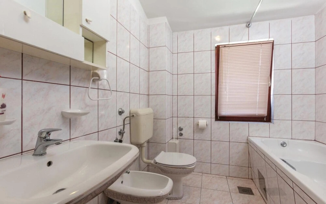 Nice Home in Podstrana With Wifi and 2 Bedrooms