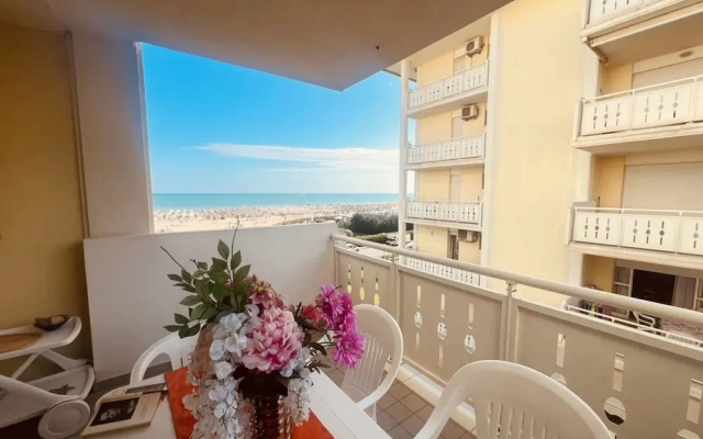 Spacious Beachfront Apartment With Terrace