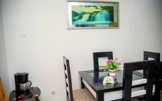 2 Bed Apt Sleeps 5 - Wifi, Parking, Balcony