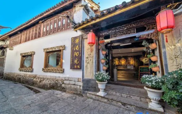 Lijiang pure sunshine · panoramic view of the ancient city and snow mountain