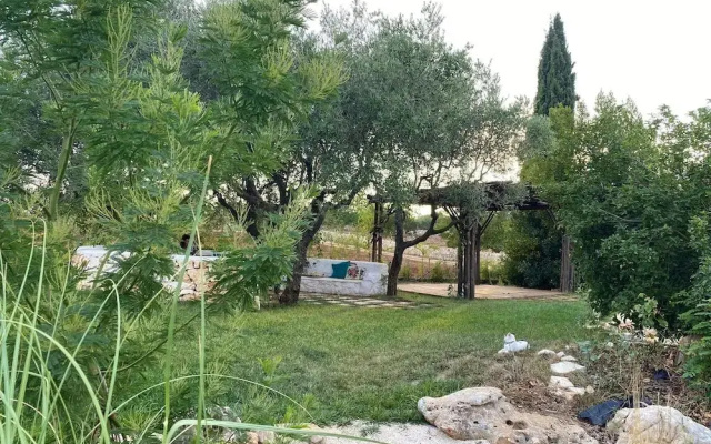 Ecletic garden trullo for 4 near Alberobello