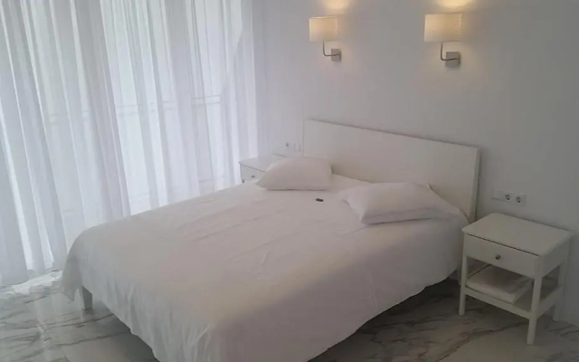 SEA-VIEW Beluga & Dolphin Luxury HOTEL apartments