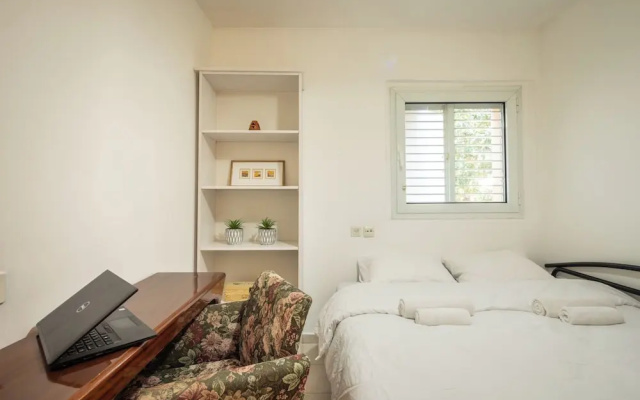 Homey Kiryat Haim Apt by Sea N Rent