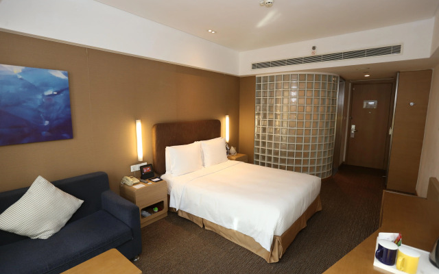 Отель Holiday Inn Express SHANGHAI JINSHA by IHG