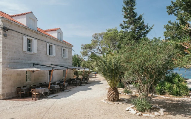 Vrnik Arts Club
