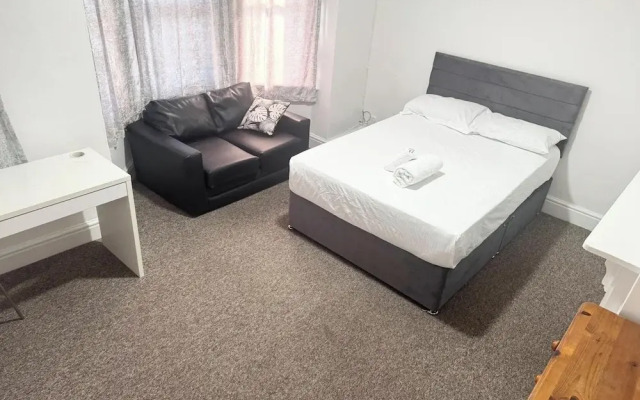 Central 4 Bed House - Sleeps 8 & Free Parking