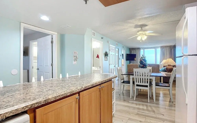 Oceania Beach Club 702