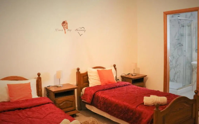 XL Central Home - Sleeps 10 people