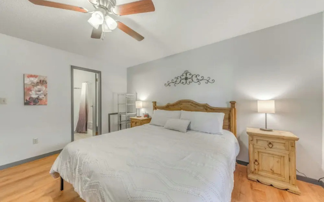 Condo Near Midtown Ruidoso w/ Furnished Deck!