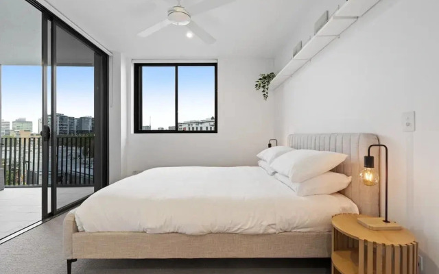 Spacious West End Apartment With Pool & BBQ Access