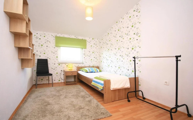 Awesome Home in Drinovci With Wifi and 5 Bedrooms