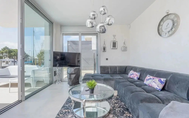 Apartment in Roses Near the Beach & Pool