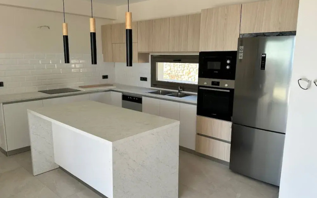 Luxurious Villa Retreat in Lourdata