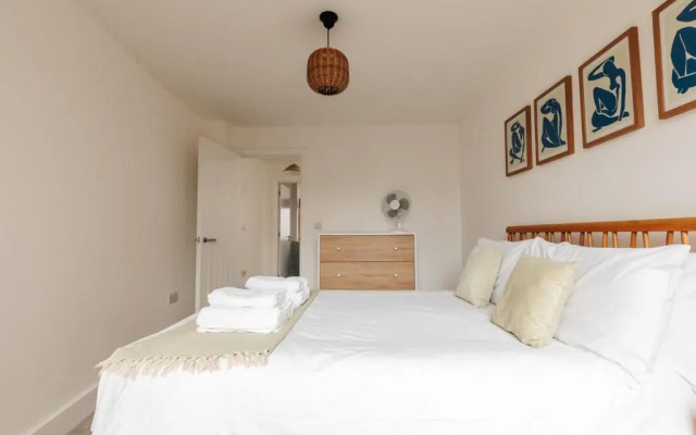 Redland Stay In Bespoke Home 1 of 2