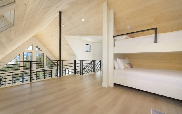 Mountain Vista 3 Bedroom Chalet by RedAwning