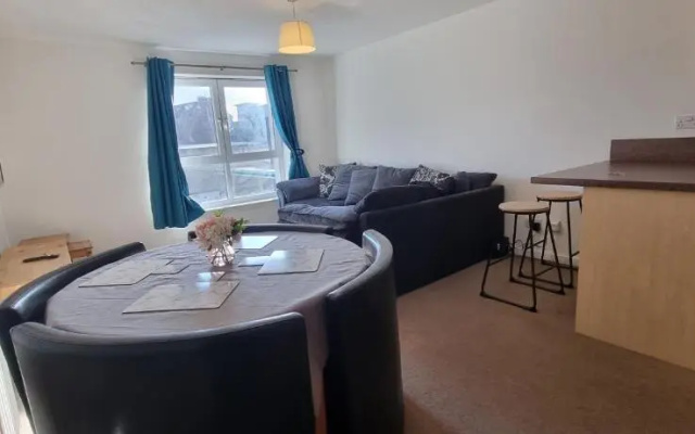 Lovely 2-bedroom flat with free parking