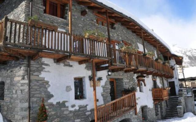 Отель Comme Chez Soi Сен-Кристоф вид на фасад