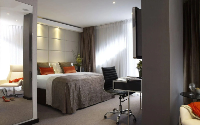 Montcalm East, Autograph Collection
