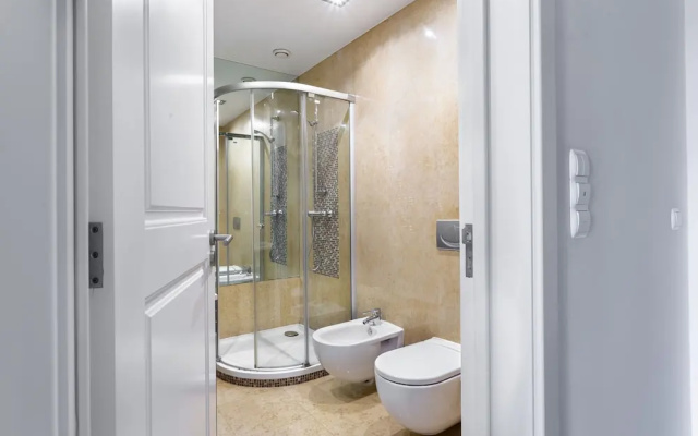 JOIVY Splendid 2BR Apt w/ parking&balcony, 10mins to Praça do Comércio