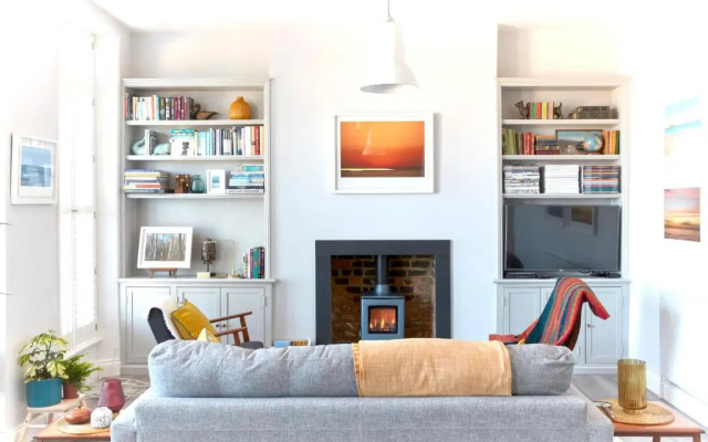 Spacious beach front apartment with stunning sea views
