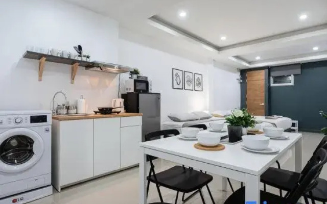 P1 Silom Pan large room full kitchen WIFI 4-6pax