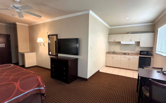 Super 8 by Wyndham IAH West/Greenspoint