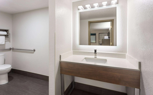 Super 8 by Wyndham Prattville Montgomery