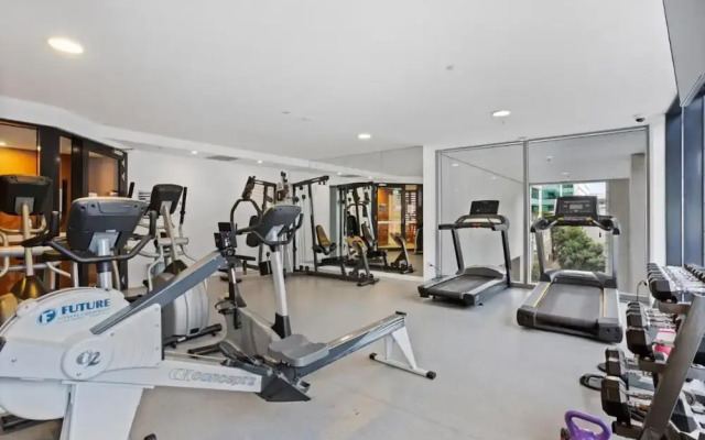 Contemporary 1-bed With Pool Near Brisbane River