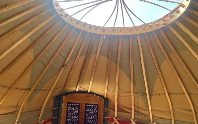 Spacious Yurt - Sleeps 2 -river and Mountain View