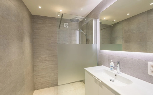 Bright Apartment With Frontal sea View