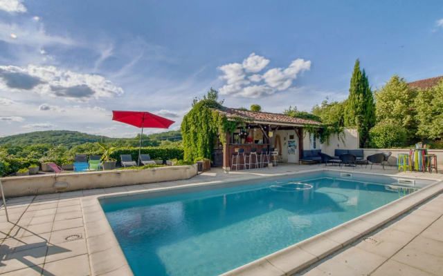 Alluring Holiday Home in Dégagnac with Heated Swimpool and Jacuzzi