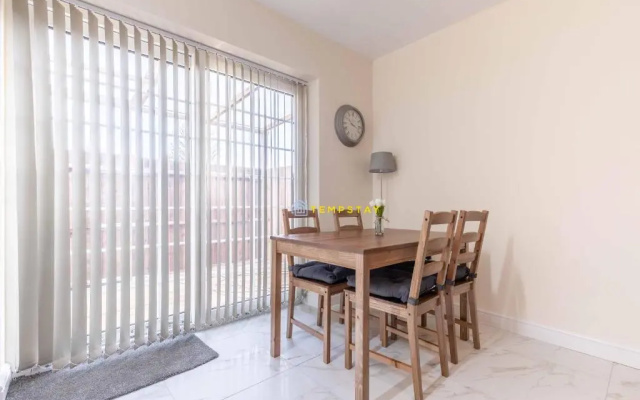 2 BED Modern apartment. Close to station & PARKING